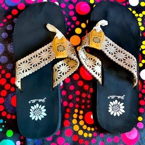 Never worn Women’s Yellow Box sandal in a bronze gold color.